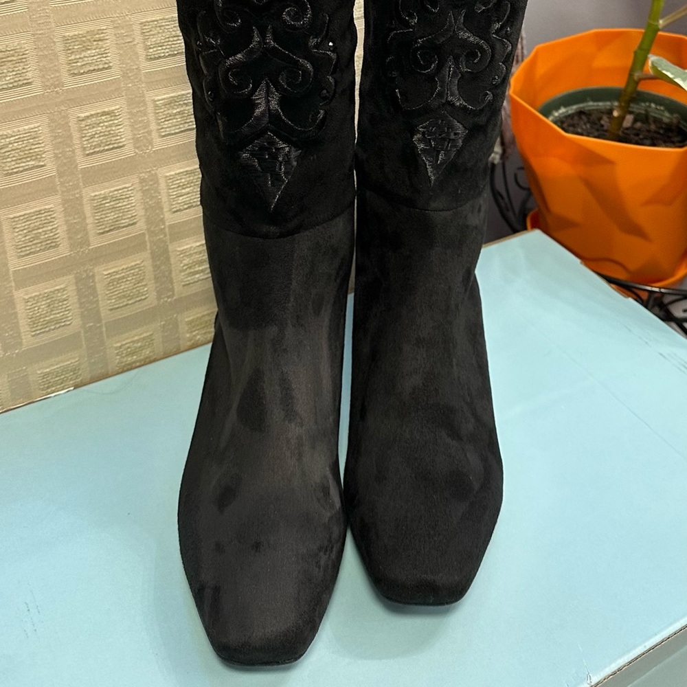 Women’s Knee High Boots with Embroidered Front Black Size 8